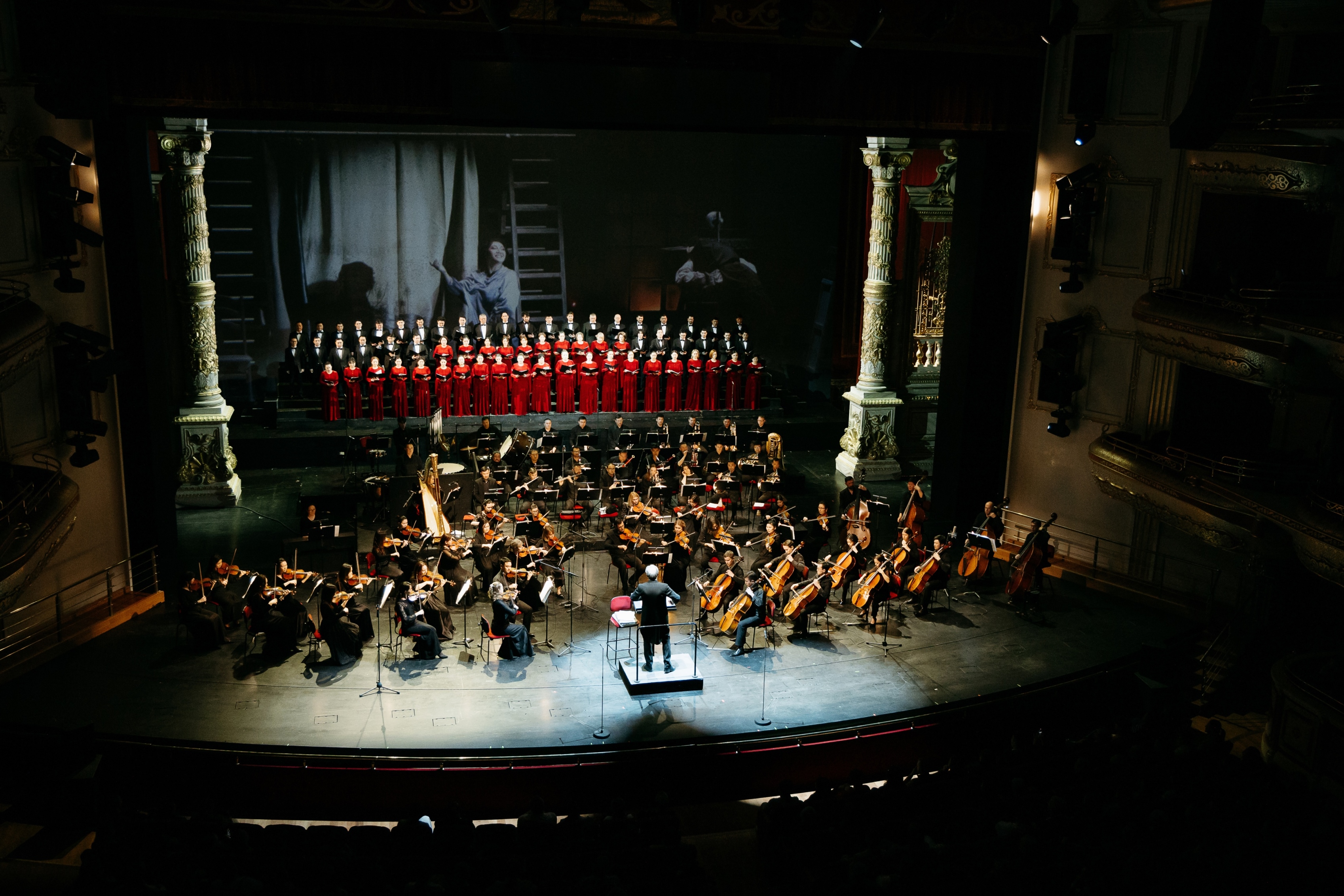 media-khor-i-orkestr-astana-opera-dirizher-dzh-akuaviva