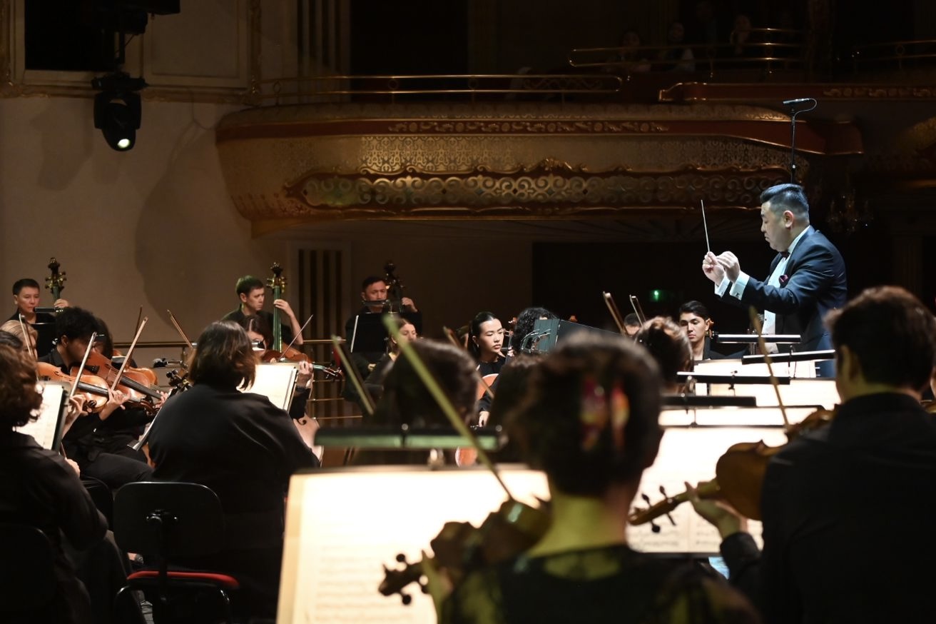 media-simfonicheskiy-orkestr-astana-opera-dirizher-erbolat-akhmedyarov