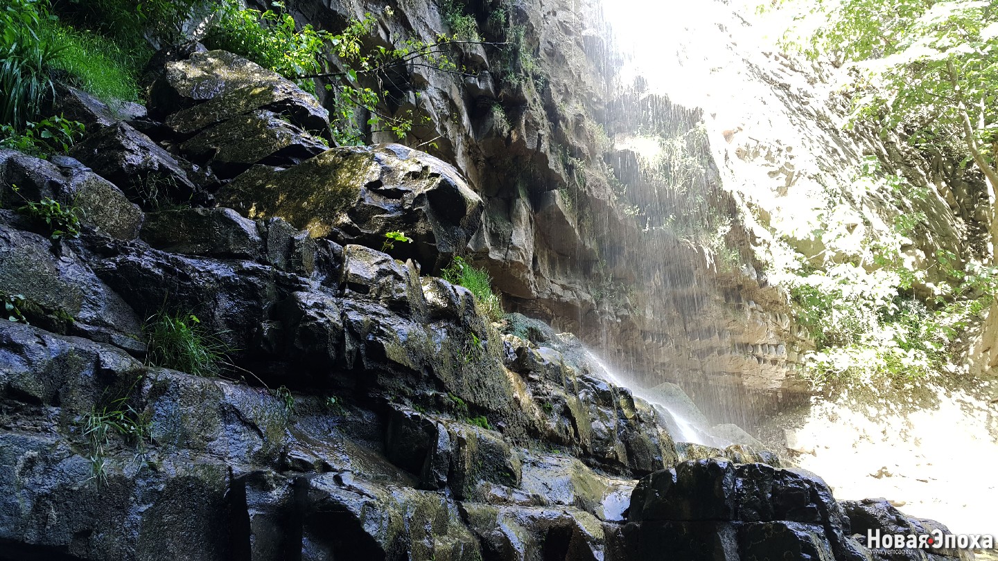 Край азербайджан. Водопад Ярдымлы. Азербайджанские край. Такдам, Ярдымлы водопад. Ярдымлы вода под.